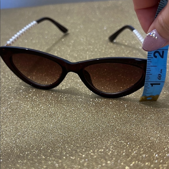 Elegant Cateye Sunglasses with Pearl Accents - Picture 11 of 11